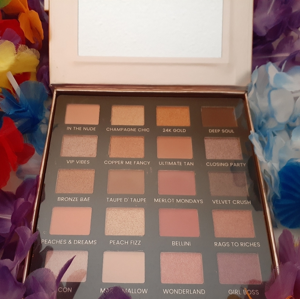 ICONIC LONDONE DAY TO SLAY EYESHADOW PALETTE